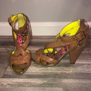 Brown strap heels 🤎